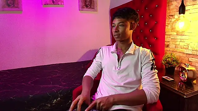 Snapshot of CoffeNaughty_nom chatting on October 5, 2025, 4:00 am CoffeNaughty nom online show from October 5, 2025, 4:00 am