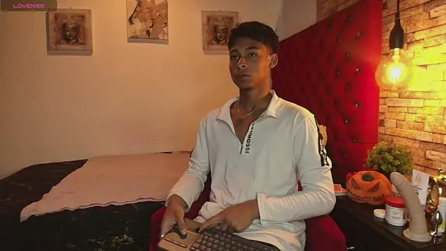 Snapshot of CoffeNaughty_nom chatting on October 16, 2025, 3:18 am CoffeNaughty nom online show from October 16, 2025, 3:18 am