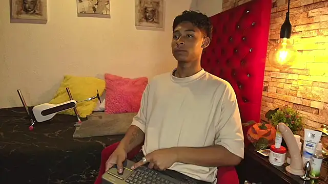 Snapshot of CoffeNaughty_nom chatting on October 22, 2025, 4:24 am CoffeNaughty nom online show from October 22, 2025, 4:24 am