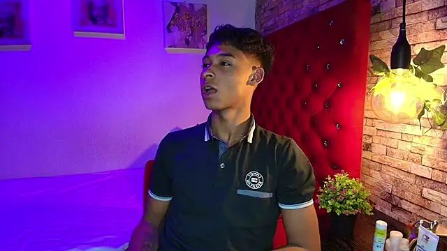 Snapshot of CoffeNaughty_nom chatting on November 12, 2025, 4:46 am CoffeNaughty nom online show from November 12, 2025, 4:46 am