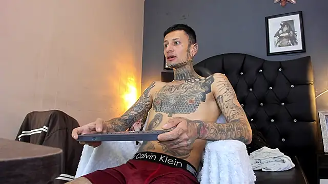 Snapshot of HellBoyInk chatting on September 23, 2025, 8:23 pm HellBoyInk online show from September 23, 2025, 8:23 pm