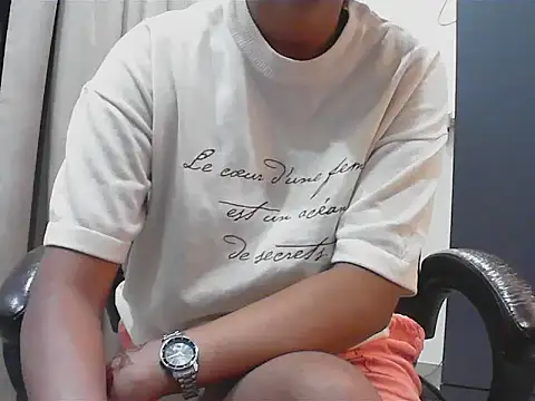 short girl  online show from September 28, 2025, 4:45 pm