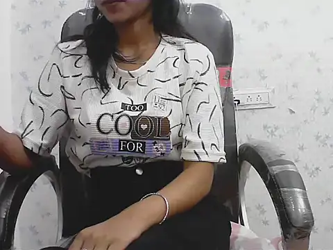 Snapshot of short_girl_ chatting on April 8, 2026, 5:02 pm short girl online show from April 8, 2026, 5:02 pm