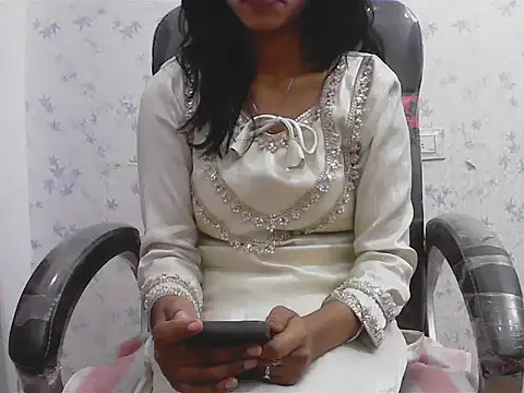Snapshot of short_girl_ chatting on April 10, 2026, 4:33 pm short girl online show from April 10, 2026, 4:33 pm