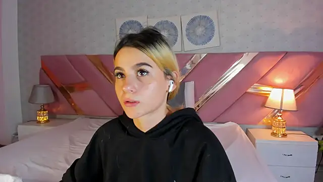 ChloeLaurentt online show from December 14, 2025, 2:22 pm