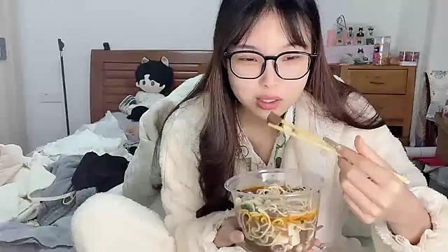 Snapshot of Akong11 chatting on November 25, 2025, 2:44 am Akong11 online show from November 25, 2025, 2:44 am