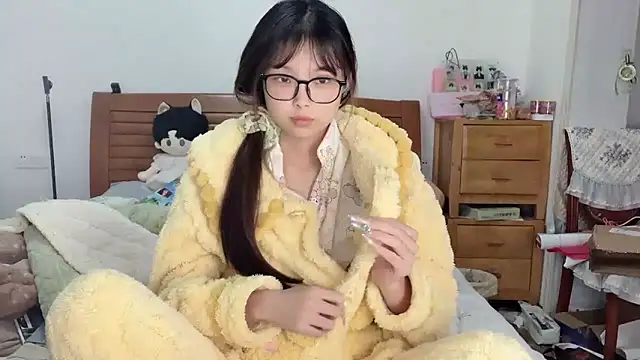 Snapshot of Akong11 chatting on December 4, 2025, 2:21 am Akong11 online show from December 4, 2025, 2:21 am