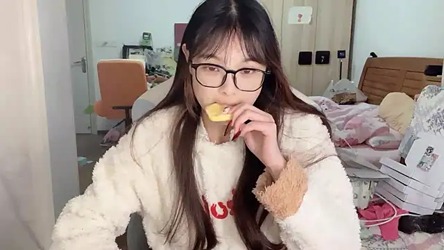 Snapshot of Akong11 chatting on December 19, 2025, 1:12 am Akong11 online show from December 19, 2025, 1:12 am