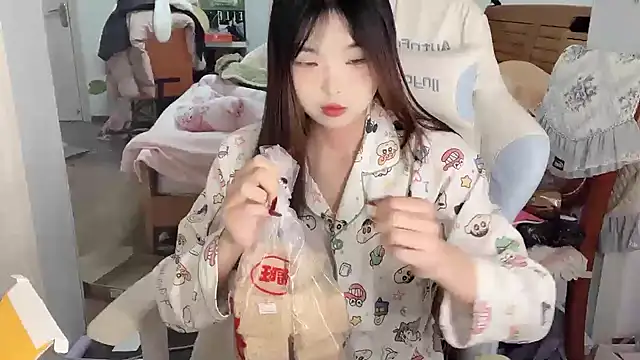 Snapshot of Akong11 chatting on December 23, 2025, 5:27 am Akong11 online show from December 23, 2025, 5:27 am