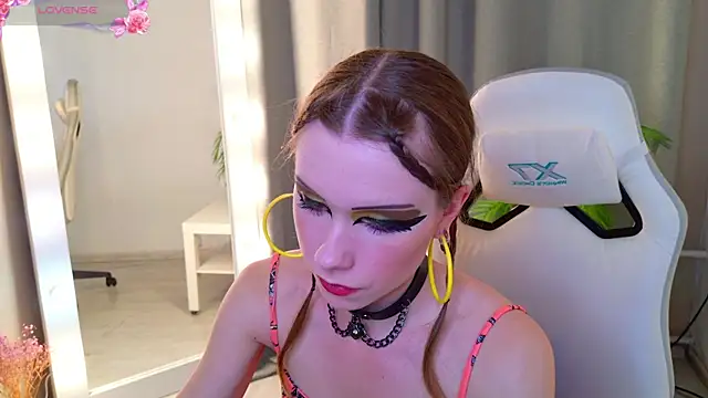 KarenSmitht online show from October 9, 2025, 4:16 pm