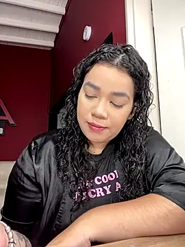 krisstenSantos online show from September 30, 2025, 11:59 am