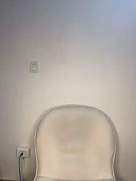 krisstenSantos online show from November 6, 2025, 12:39 pm