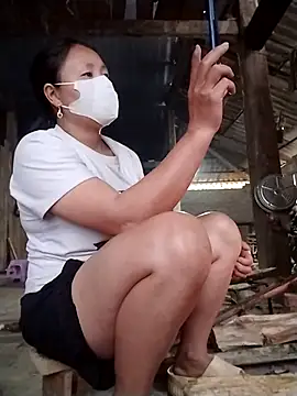 Snapshot of Emmyly_123 chatting on January 15, 2026, 2:16 am Emmyly 123 online show from January 15, 2026, 2:16 am