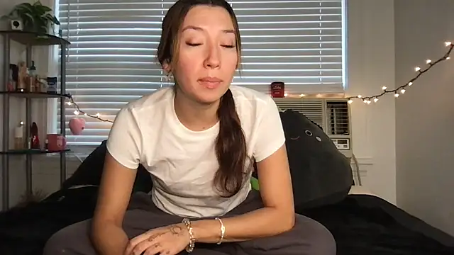 yoursweetestlilly online show from November 14, 2025, 4:06 pm