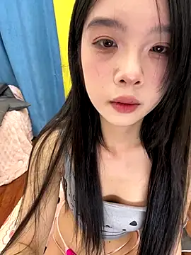 Snapshot of qiqi_x chatting on November 19, 2025, 12:49 pm qiqi x online show from November 19, 2025, 12:49 pm