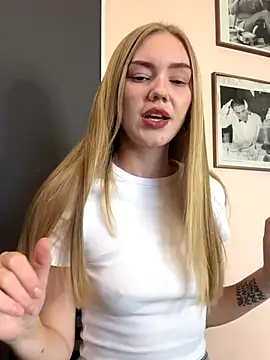 Snapshot of MilaMoone chatting on September 30, 2025, 11:48 am MilaMoone online show from September 30, 2025, 11:48 am