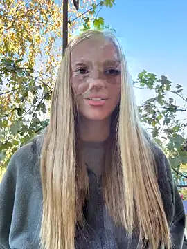 MilaMoone online show from October 17, 2025, 11:57 am