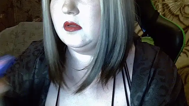 YuliiaSan online show from October 5, 2025, 9:02 pm