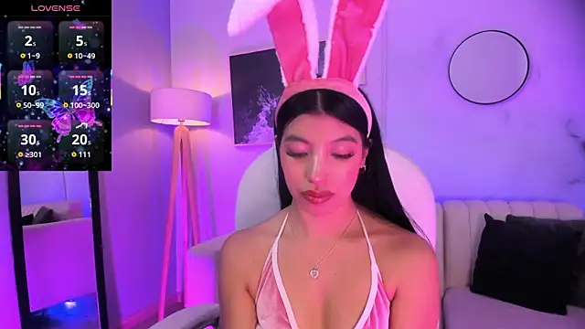 Snapshot of Tiffany_Low chatting on October 29, 2025, 1:35 pm Tiffany Low online show from October 29, 2025, 1:35 pm