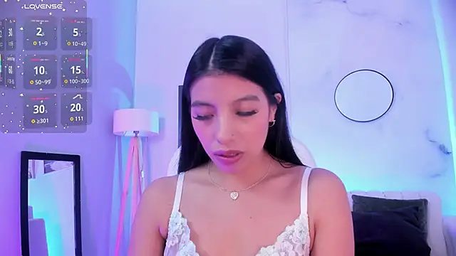 Snapshot of Tiffany_Low chatting on November 5, 2025, 12:27 pm Tiffany Low online show from November 5, 2025, 12:27 pm