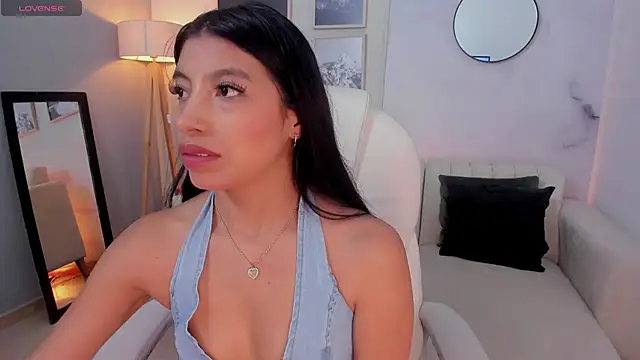 Snapshot of Tiffany_Low chatting on November 9, 2025, 12:03 pm Tiffany Low online show from November 9, 2025, 12:03 pm