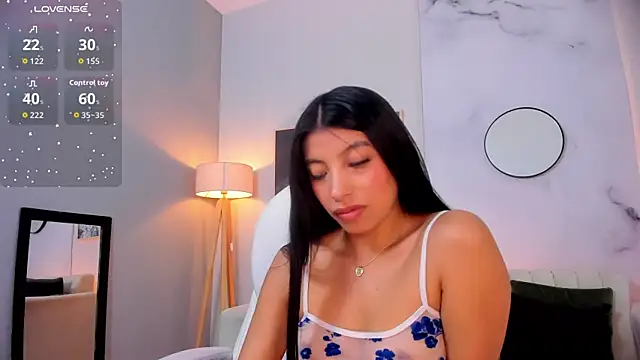 Snapshot of Tiffany_Low chatting on November 12, 2025, 1:33 pm Tiffany Low online show from November 12, 2025, 1:33 pm