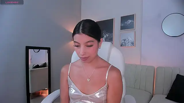 Snapshot of Tiffany_Low chatting on November 29, 2025, 4:43 pm Tiffany Low online show from November 29, 2025, 4:43 pm