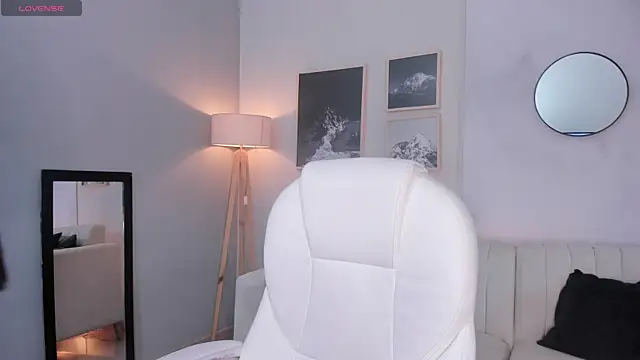 Snapshot of Tiffany_Low chatting on December 14, 2025, 1:27 pm Tiffany Low online show from December 14, 2025, 1:27 pm