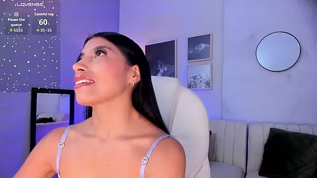 Snapshot of Tiffany_Low chatting on January 8, 2026, 1:24 pm Tiffany Low online show from January 8, 2026, 1:24 pm