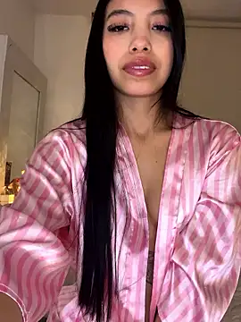 Snapshot of Tiffany_Low chatting on January 11, 2026, 9:36 am Tiffany Low online show from January 11, 2026, 9:36 am