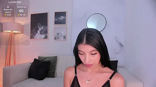 Snapshot of Tiffany_Low chatting on January 19, 2026, 1:37 pm Tiffany Low online show from January 19, 2026, 1:37 pm