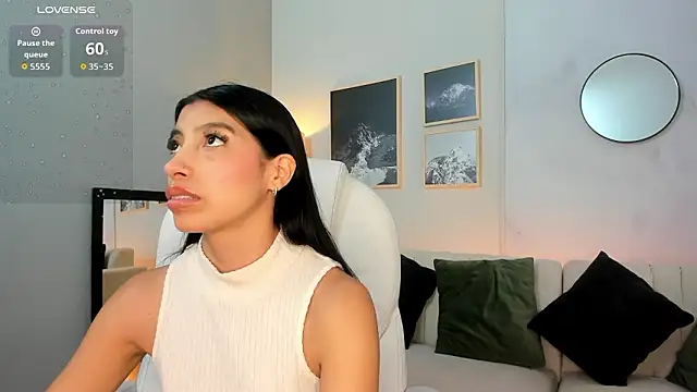 Snapshot of Tiffany_Low chatting on February 1, 2026, 1:53 pm Tiffany Low online show from February 1, 2026, 1:53 pm