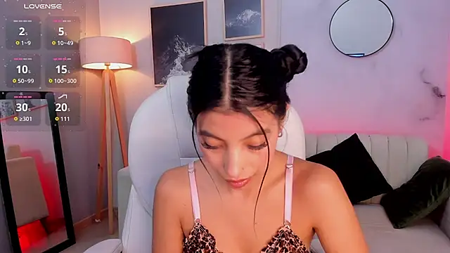 Snapshot of Tiffany_Low chatting on February 2, 2026, 1:32 pm Tiffany Low online show from February 2, 2026, 1:32 pm