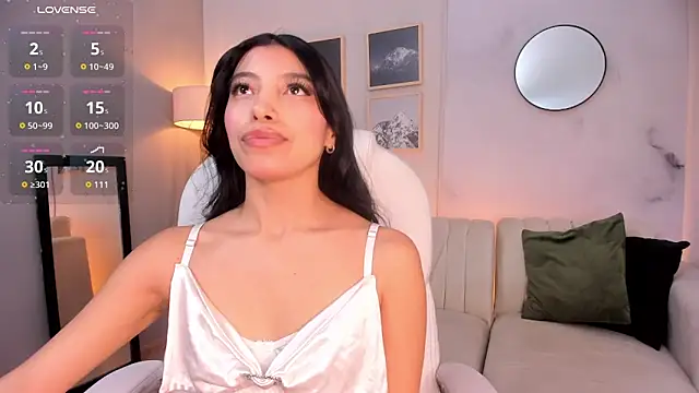 Snapshot of Tiffany_Low chatting on February 6, 2026, 1:14 pm Tiffany Low online show from February 6, 2026, 1:14 pm