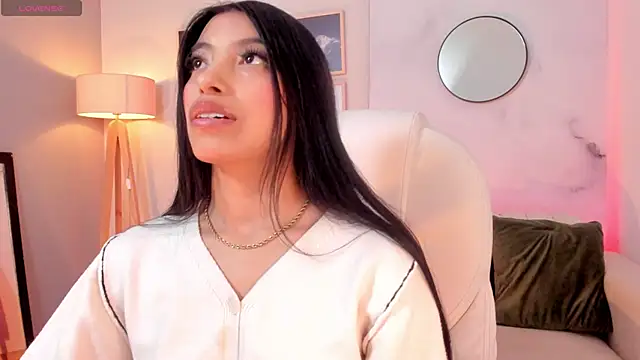 Snapshot of Tiffany_Low chatting on February 9, 2026, 1:04 pm Tiffany Low online show from February 9, 2026, 1:04 pm