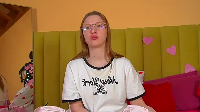 Snapshot of BeatriceBinoche chatting on February 17, 2026, 6:32 am BeatriceBinoche online show from February 17, 2026, 6:32 am