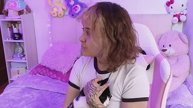 Snapshot of NekoWaifu chatting on May 6, 2026, 2:22 pm NekoWaifu online show from May 6, 2026, 2:22 pm