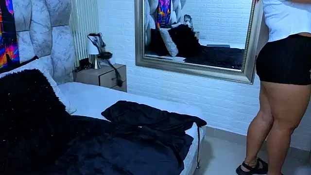 sofiagutierrez   online show from October 19, 2025, 3:29 am