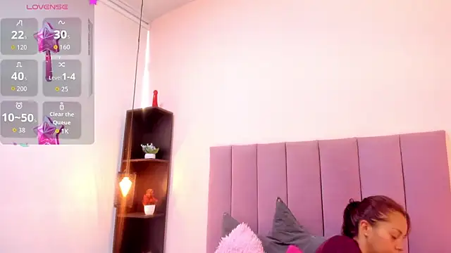 HoollyHendrix online show from November 26, 2025, 8:32 pm