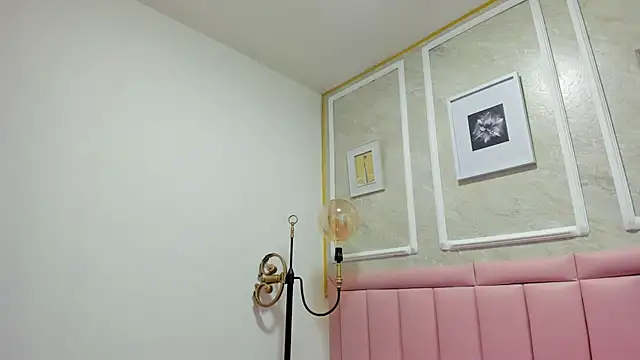 HoollyHendrix online show from December 1, 2025, 8:25 pm