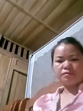 emly-xinh18 online show from September 18, 2025, 1:24 pm