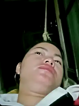 emly-xinh18 online show from November 13, 2025, 9:47 pm