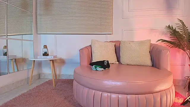 alessia moon1 online show from October 29, 2025, 1:35 pm