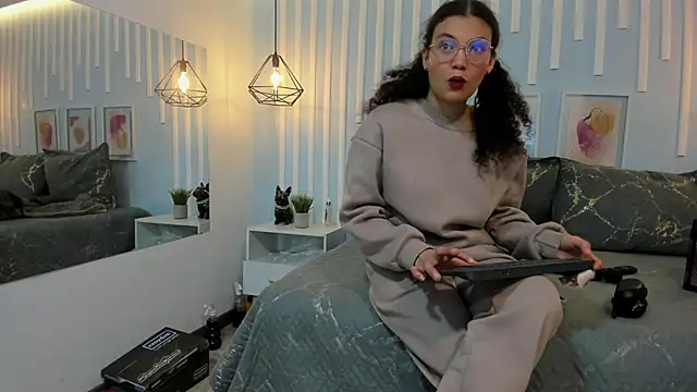 SweetStarr  online show from October 21, 2025, 12:39 pm