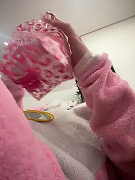 Snapshot of Daphnee-x chatting on February 1, 2026, 12:37 pm Daphnee-x online show from February 1, 2026, 12:37 pm