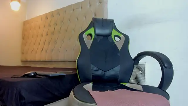 Snapshot of Naomis_35 chatting on February 6, 2026, 7:39 pm Naomis 35 online show from February 6, 2026, 7:39 pm