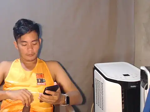 Snapshot of Newt4U chatting on December 17, 2025, 3:40 pm Newt4U online show from December 17, 2025, 3:40 pm