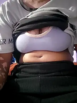 Snapshot of sweet_simmi chatting on November 7, 2025, 10:54 pm sweet simmi online show from November 7, 2025, 10:54 pm