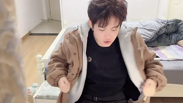 xlong00099 online show from November 18, 2025, 1:33 am