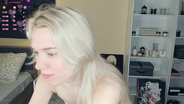 DianeHonnette online show from December 5, 2025, 7:32 pm